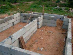 ustanovka-fundamenta-iz-betonnyh-blokov